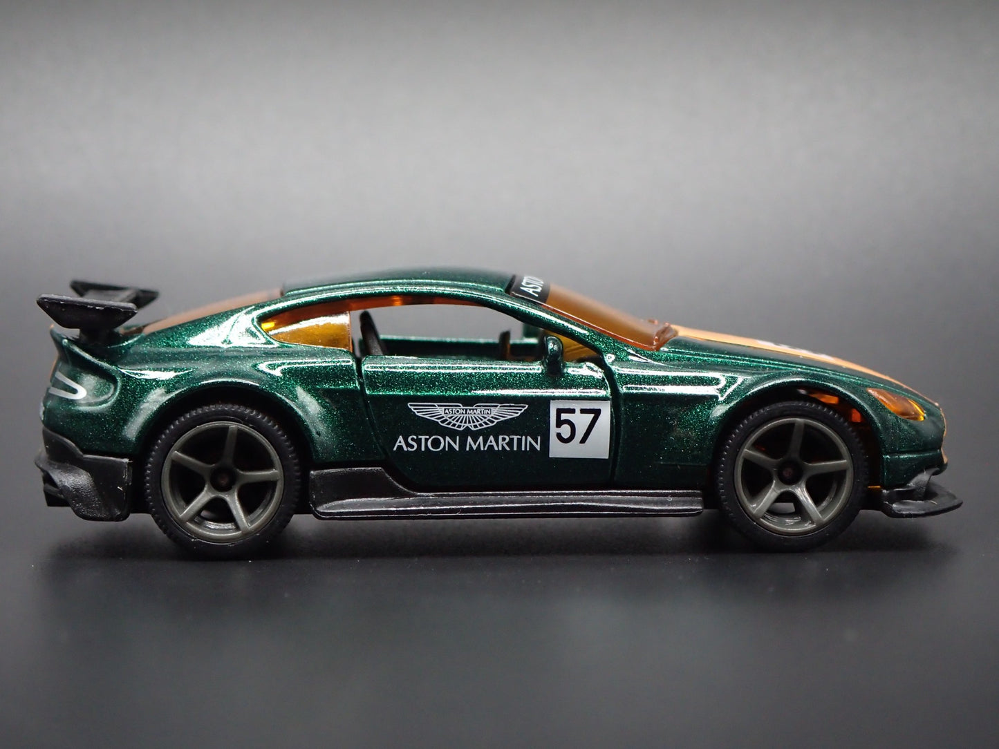 2016-2017 ASTON MARTIN VANTAGE GT8 RACING 1/64 SCALE DIORAMA DIECAST MODEL CAR