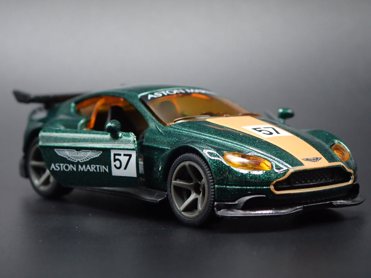 2016-2017 ASTON MARTIN VANTAGE GT8 RACING 1/64 SCALE DIORAMA DIECAST MODEL CAR