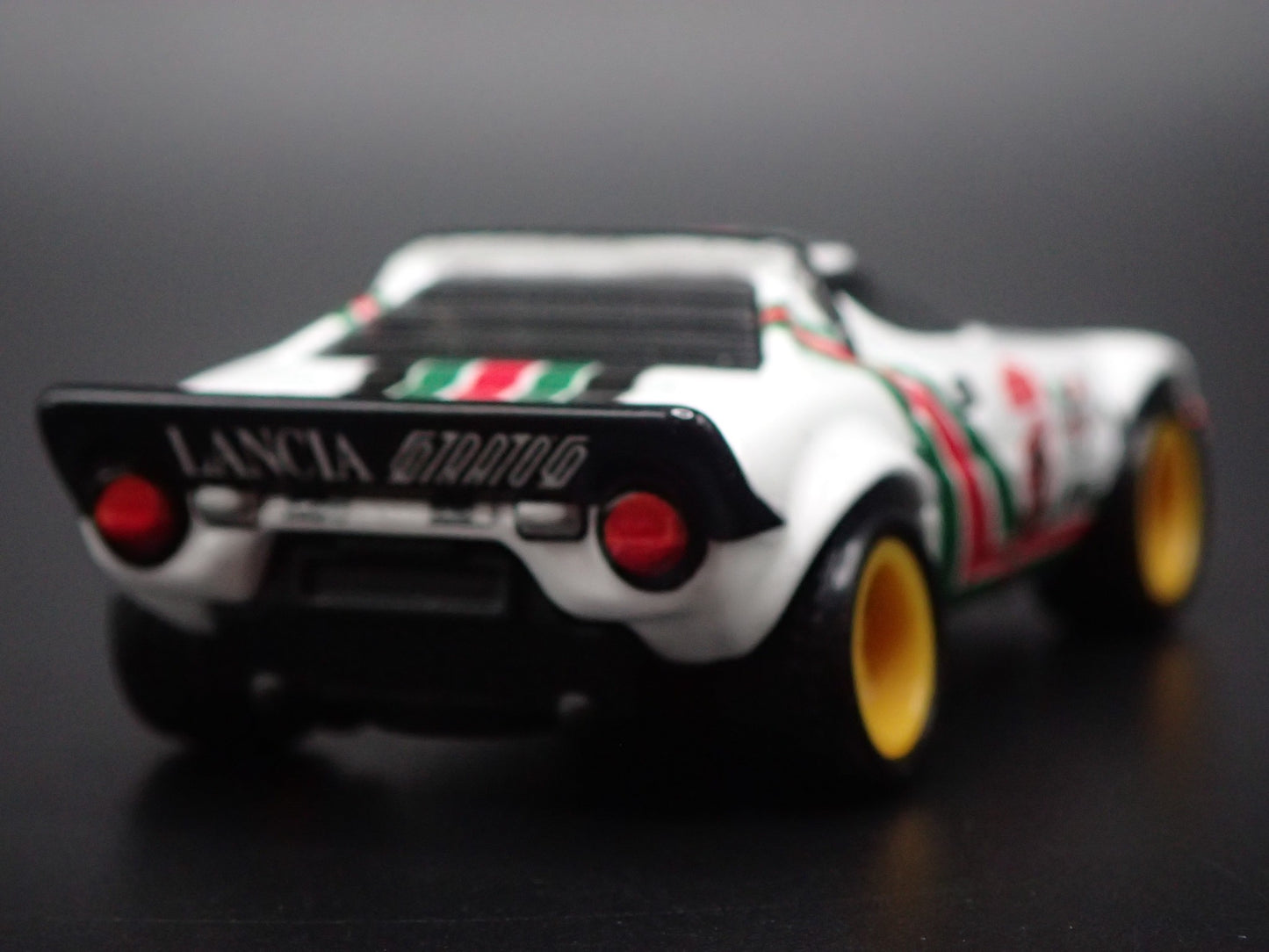 1973-1978 LANCIA STRATOS RACE CAR WHITE 1:64 SCALE DIORAMA DIECAST MODEL CAR