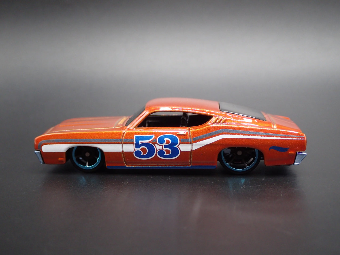 1969 69 FORD TORINO TALLADEGA 1:64 SCALE COLLECTIBLE DIORAMA DIECAST MODEL CAR
