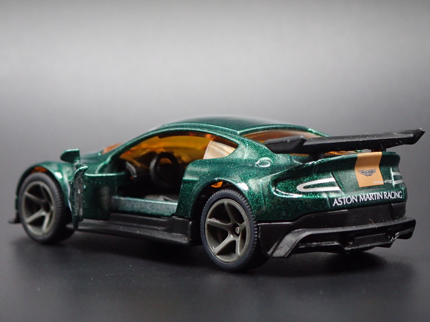 2016-2017 ASTON MARTIN VANTAGE GT8 RACING 1/64 SCALE DIORAMA DIECAST MODEL CAR