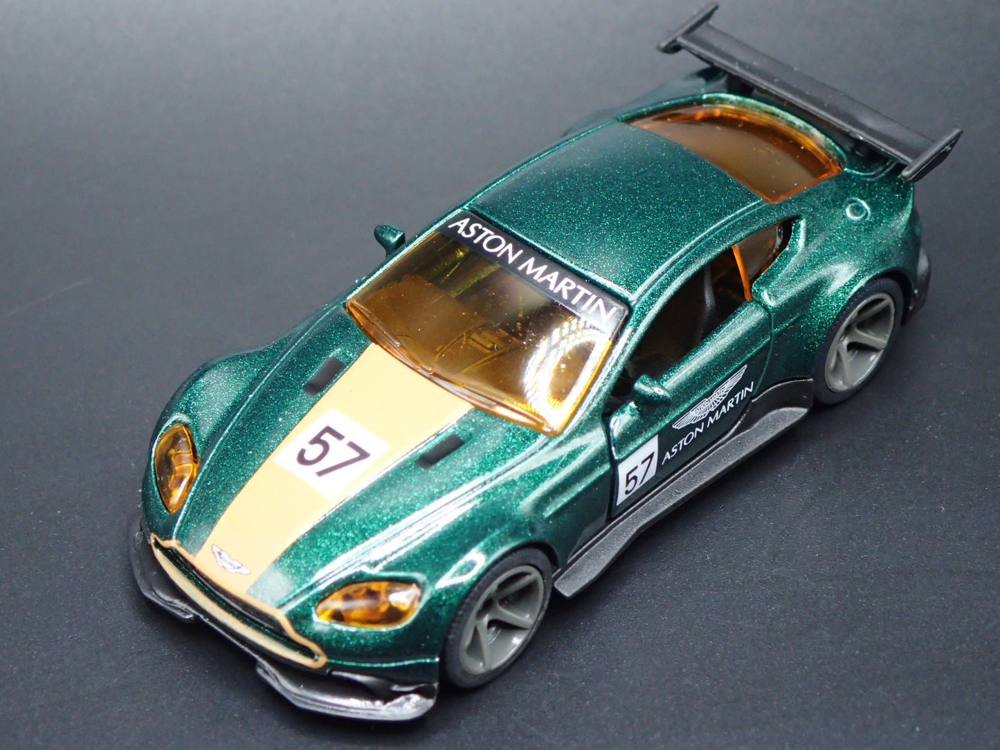 2016-2017 ASTON MARTIN VANTAGE GT8 RACING 1/64 SCALE DIORAMA DIECAST MODEL CAR