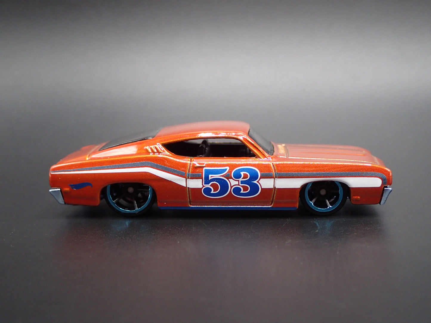 1969 69 FORD TORINO TALLADEGA 1:64 SCALE COLLECTIBLE DIORAMA DIECAST MODEL CAR