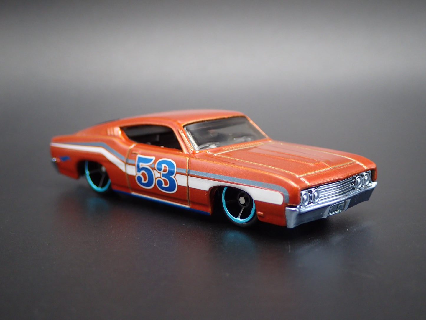 1969 69 FORD TORINO TALLADEGA 1:64 SCALE COLLECTIBLE DIORAMA DIECAST MODEL CAR