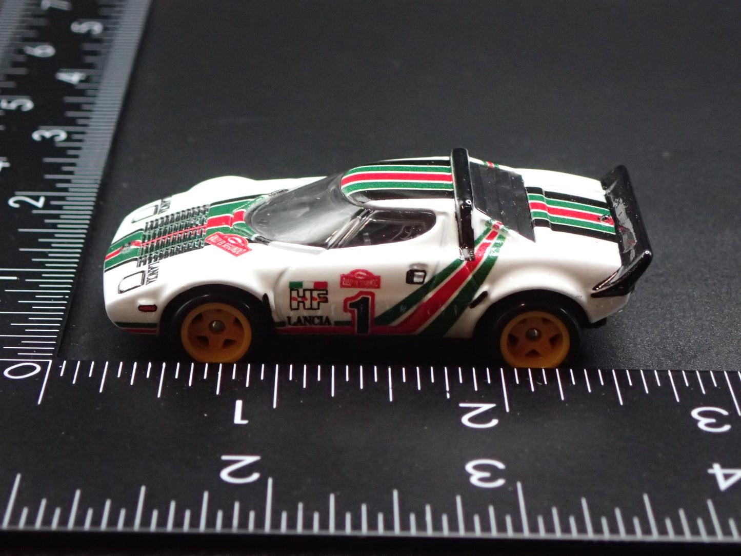 1973-1978 LANCIA STRATOS RACE CAR WHITE 1:64 SCALE DIORAMA DIECAST MODEL CAR