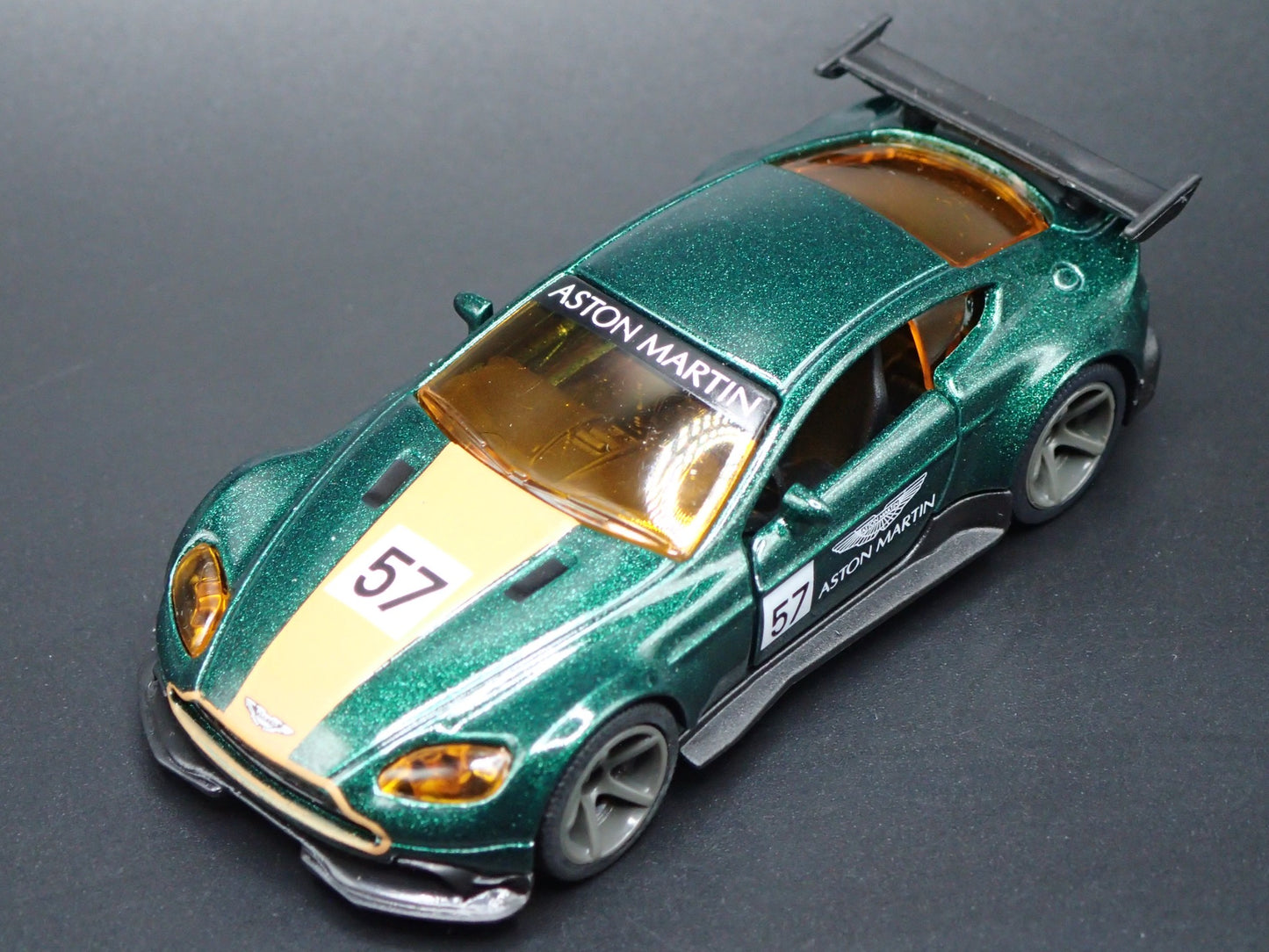 2016-2017 ASTON MARTIN VANTAGE GT8 RACING 1/64 SCALE DIORAMA DIECAST MODEL CAR