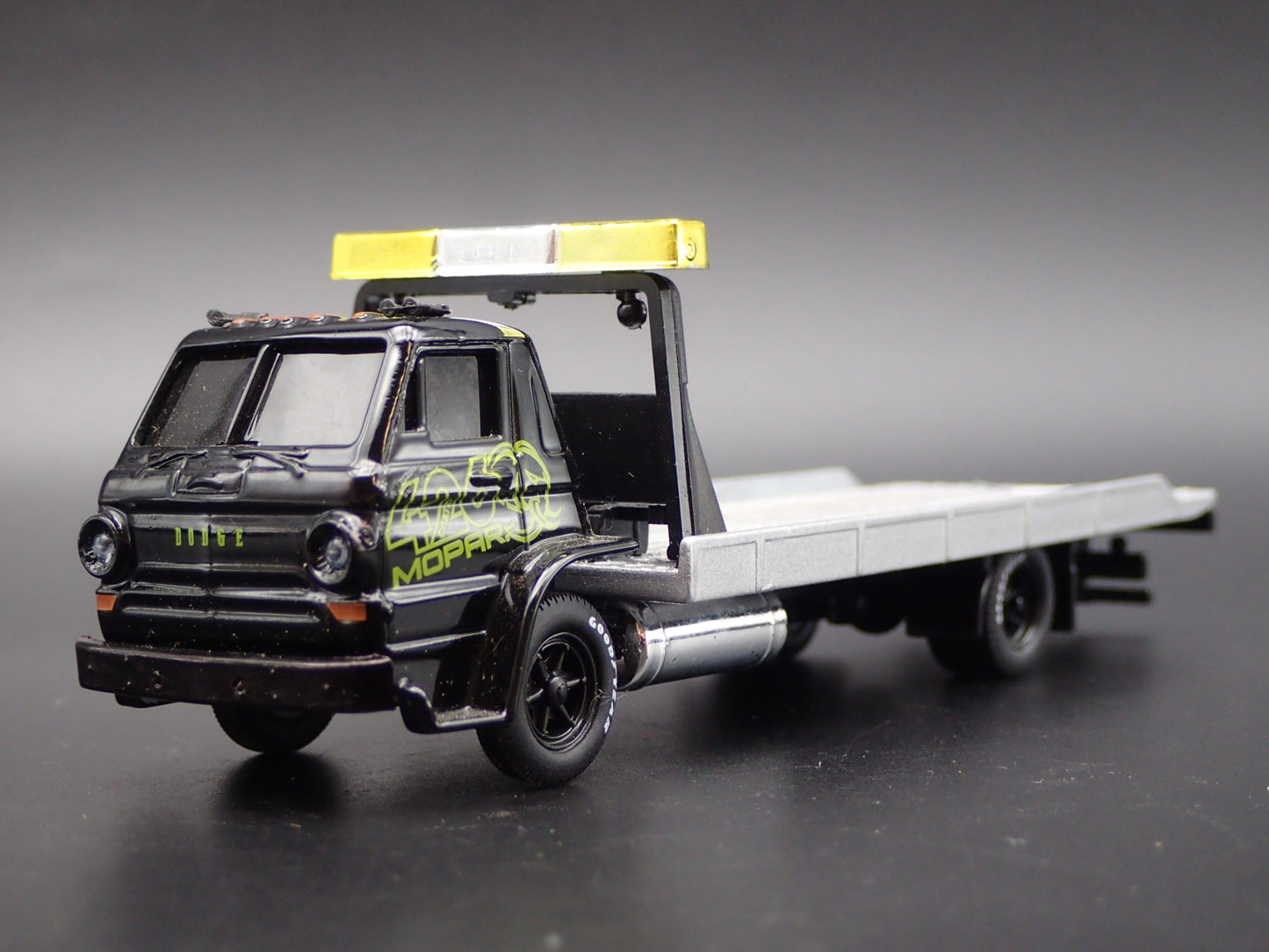 1969 69 DODGE L600 COE FLATBED TRUCK 426 HELLEPHANT 1:64 SCALE DIECAST MODEL CAR