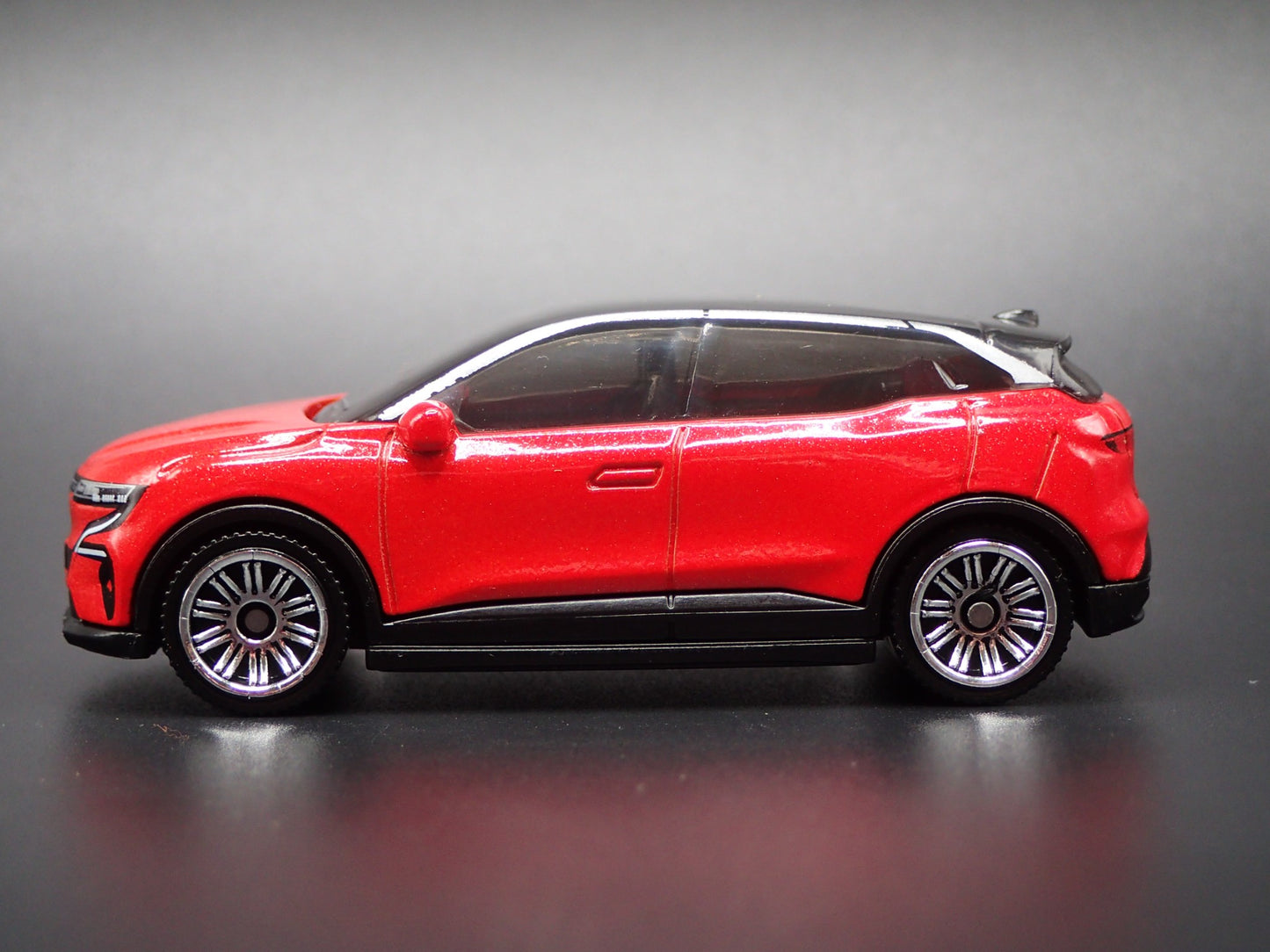 2022-2025 RENAULT MEGANE SUV RED 1:64 SCALE DIORAMA DIECAST MODEL CAR