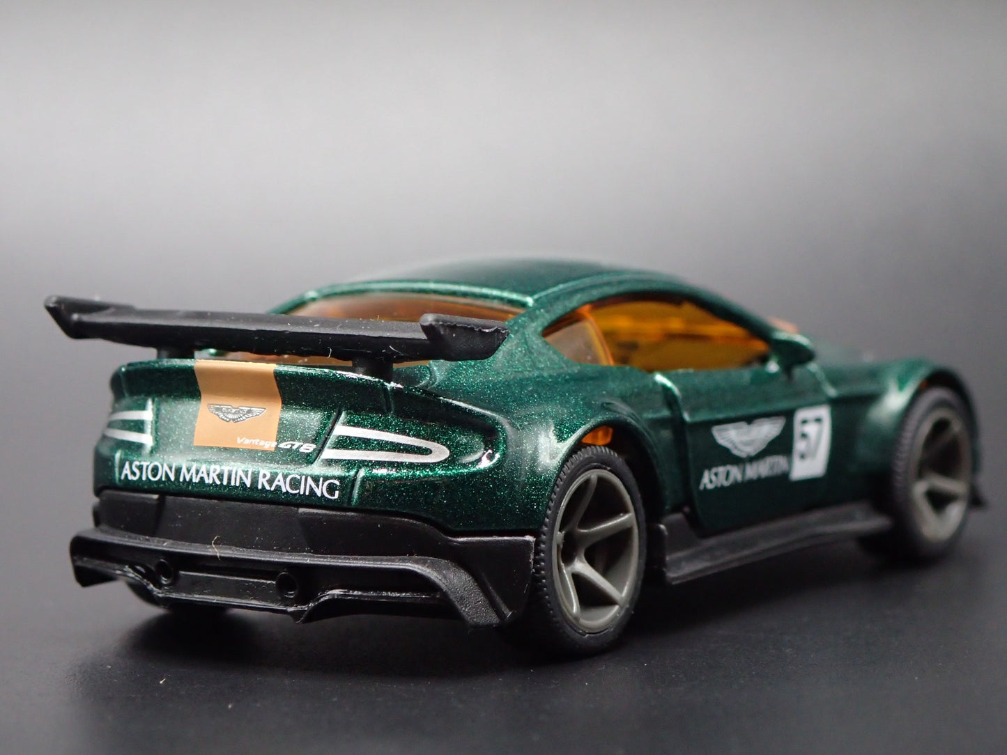 2016-2017 ASTON MARTIN VANTAGE GT8 RACING 1/64 SCALE DIORAMA DIECAST MODEL CAR