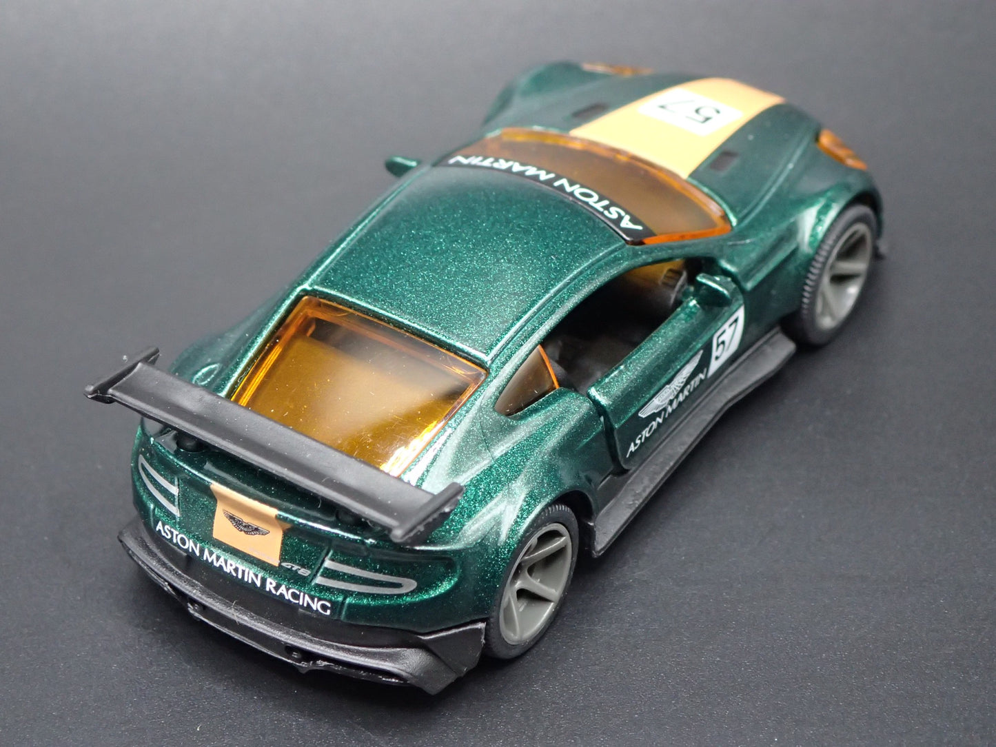 2016-2017 ASTON MARTIN VANTAGE GT8 RACING 1/64 SCALE DIORAMA DIECAST MODEL CAR