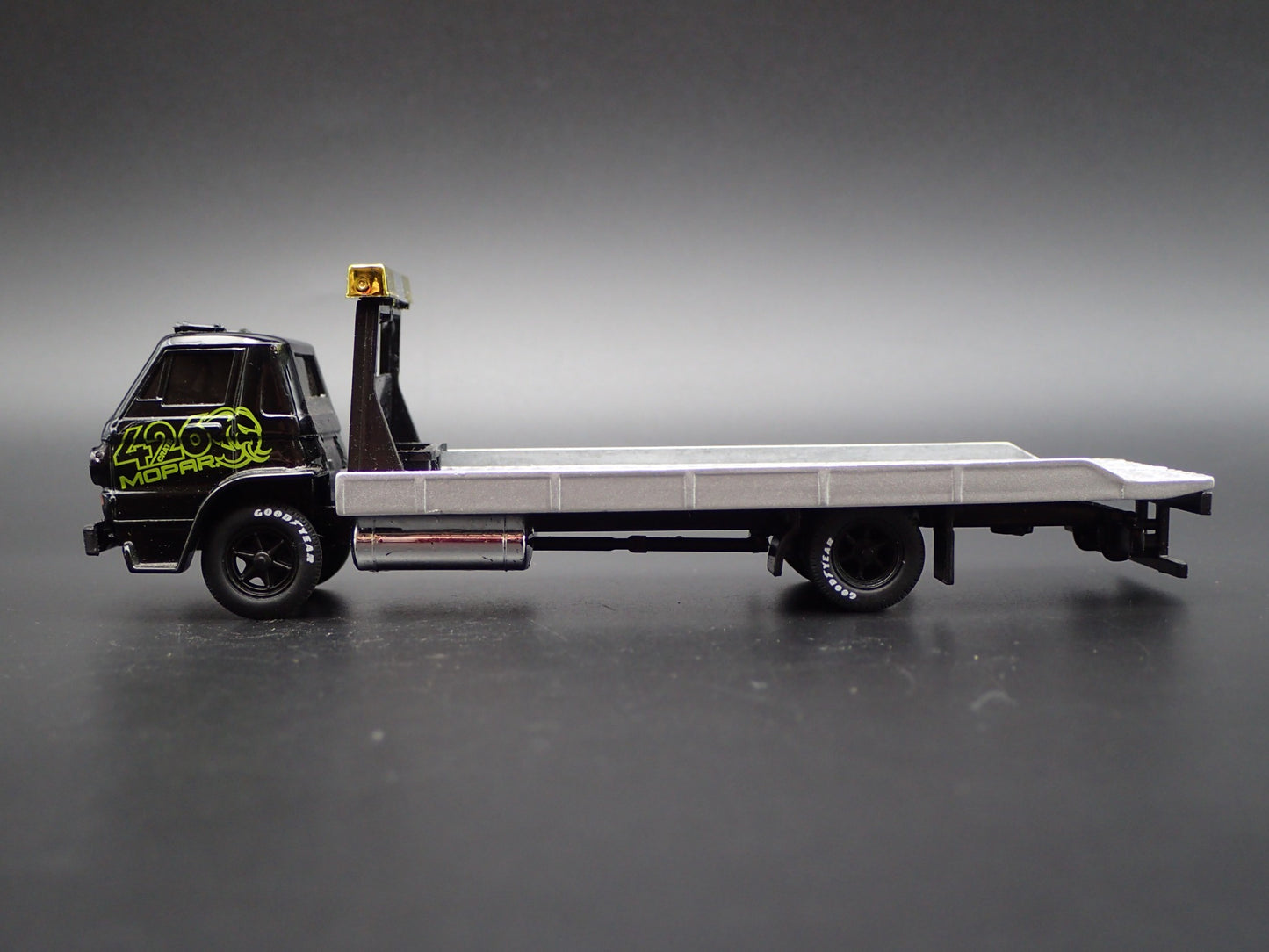 1969 69 DODGE L600 COE FLATBED TRUCK 426 HELLEPHANT 1:64 SCALE DIECAST MODEL CAR