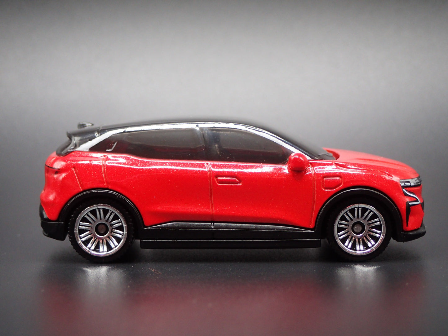 2022-2025 RENAULT MEGANE SUV RED 1:64 SCALE DIORAMA DIECAST MODEL CAR