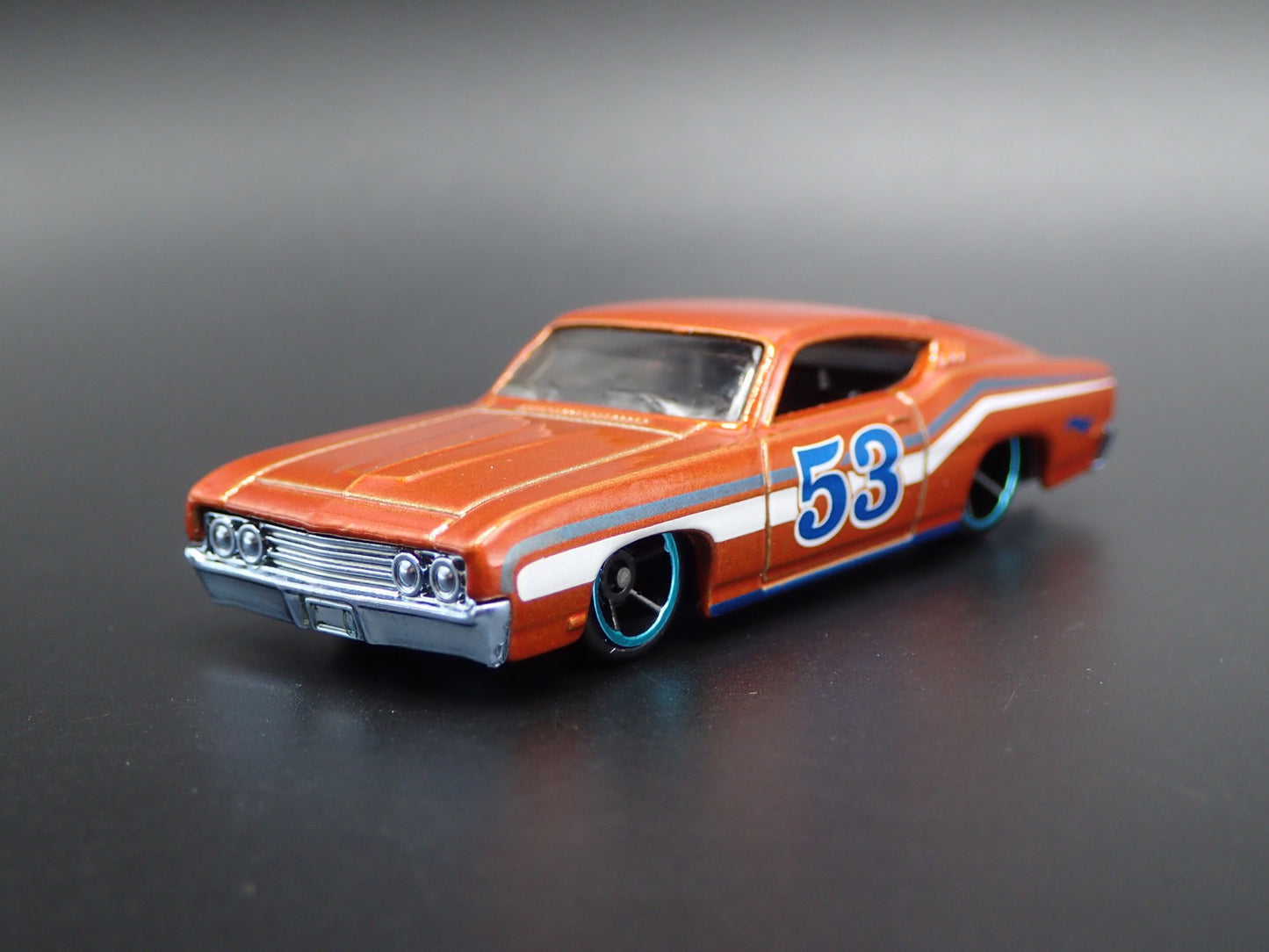 1969 69 FORD TORINO TALLADEGA 1:64 SCALE COLLECTIBLE DIORAMA DIECAST MODEL CAR