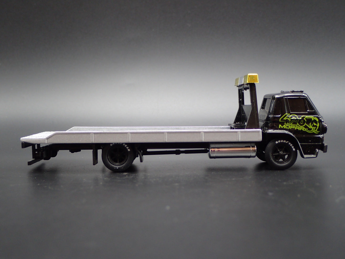 1969 69 DODGE L600 COE FLATBED TRUCK 426 HELLEPHANT 1:64 SCALE DIECAST MODEL CAR