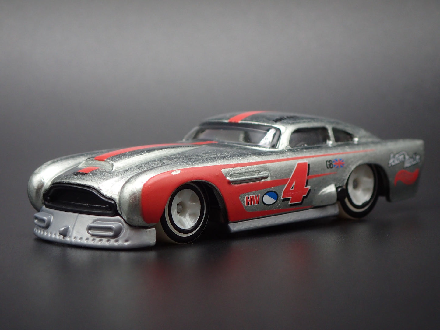 1958-1963 ASTON MARTIN DB4GT 1/64 SCALE COLLECTIBLE DIORAMA DIECAST MODEL CAR