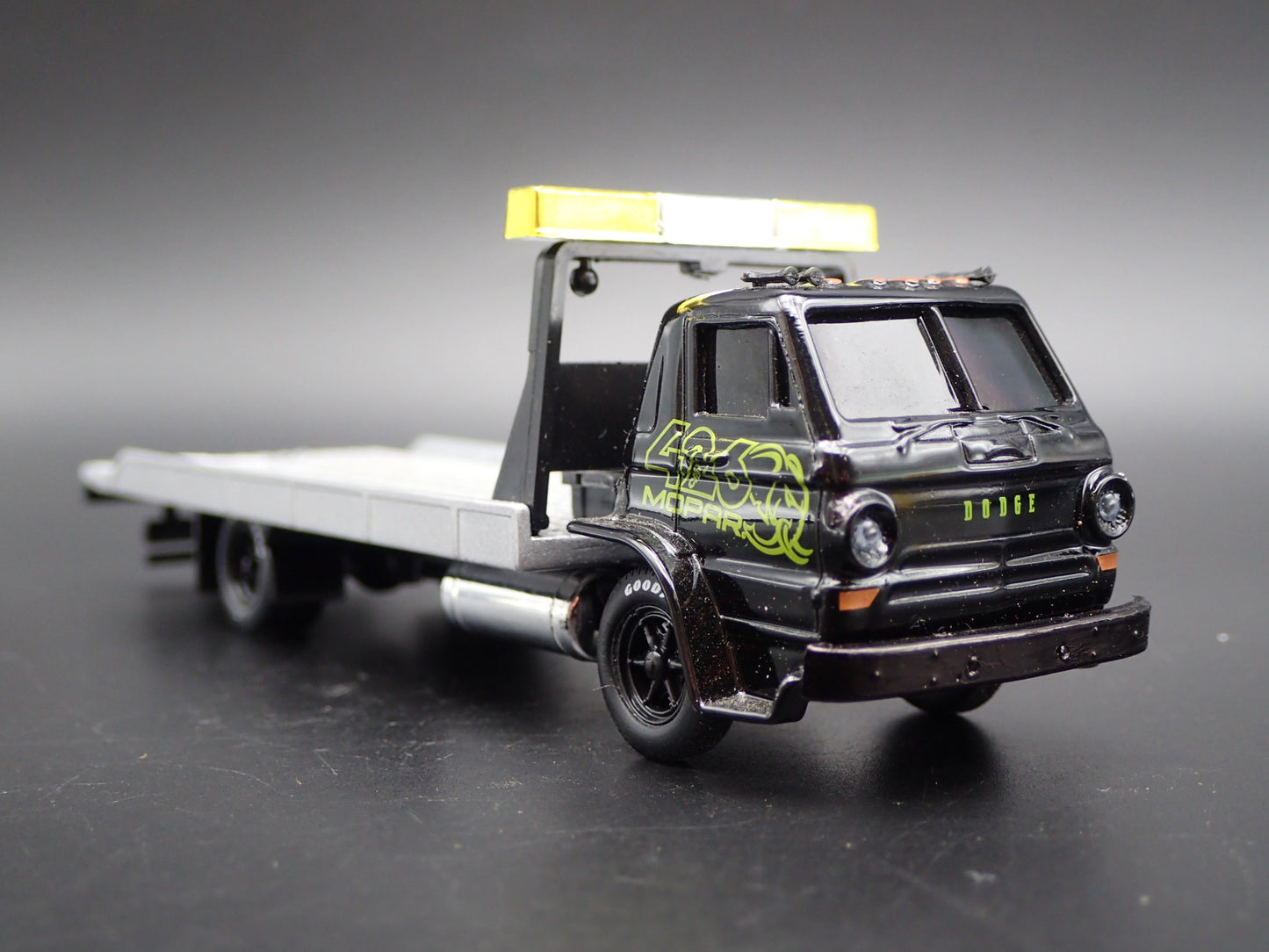 1969 69 DODGE L600 COE FLATBED TRUCK 426 HELLEPHANT 1:64 SCALE DIECAST MODEL CAR