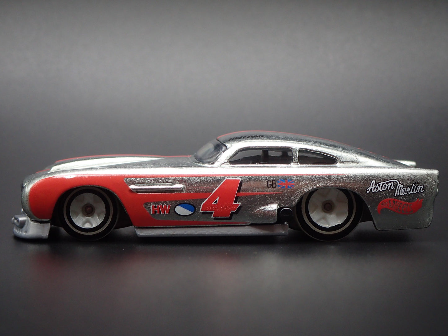 1958-1963 ASTON MARTIN DB4GT 1/64 SCALE COLLECTIBLE DIORAMA DIECAST MODEL CAR