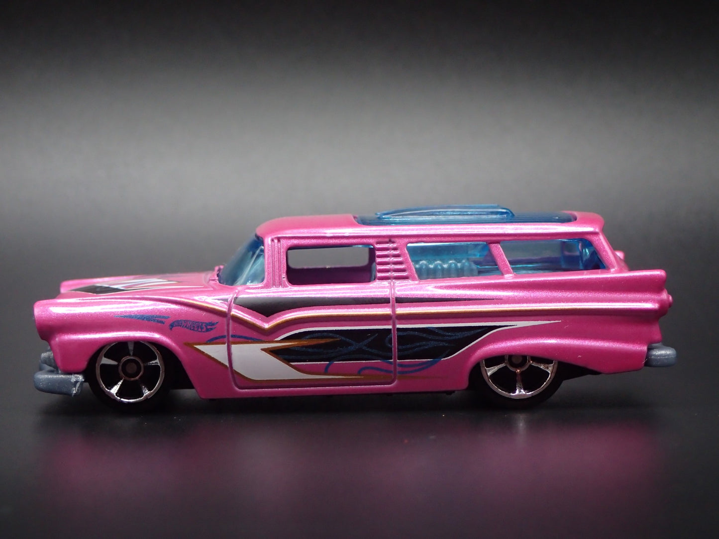 1955-1957 FORD RANCH WAGON PINK 1:64 SCALE COLLECTIBLE DIORAMA DIECAST MODEL CAR