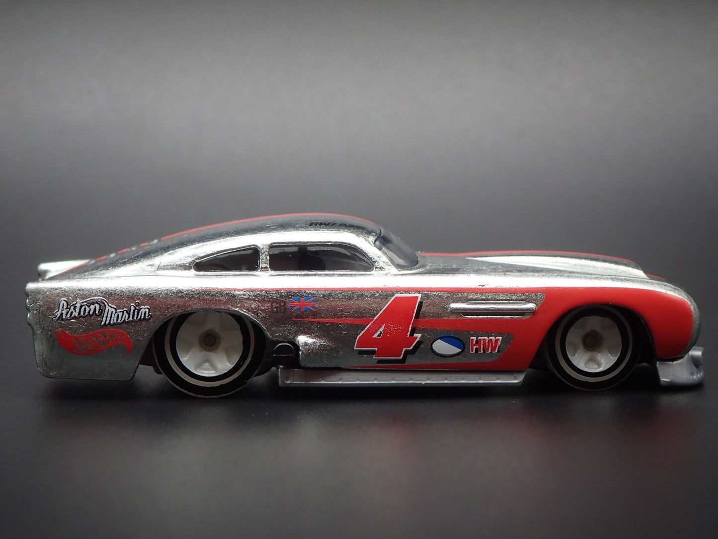 1958-1963 ASTON MARTIN DB4GT 1/64 SCALE COLLECTIBLE DIORAMA DIECAST MODEL CAR