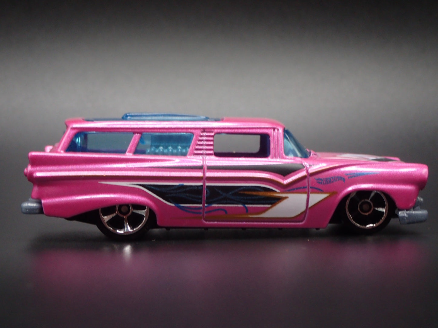 1955-1957 FORD RANCH WAGON PINK 1:64 SCALE COLLECTIBLE DIORAMA DIECAST MODEL CAR