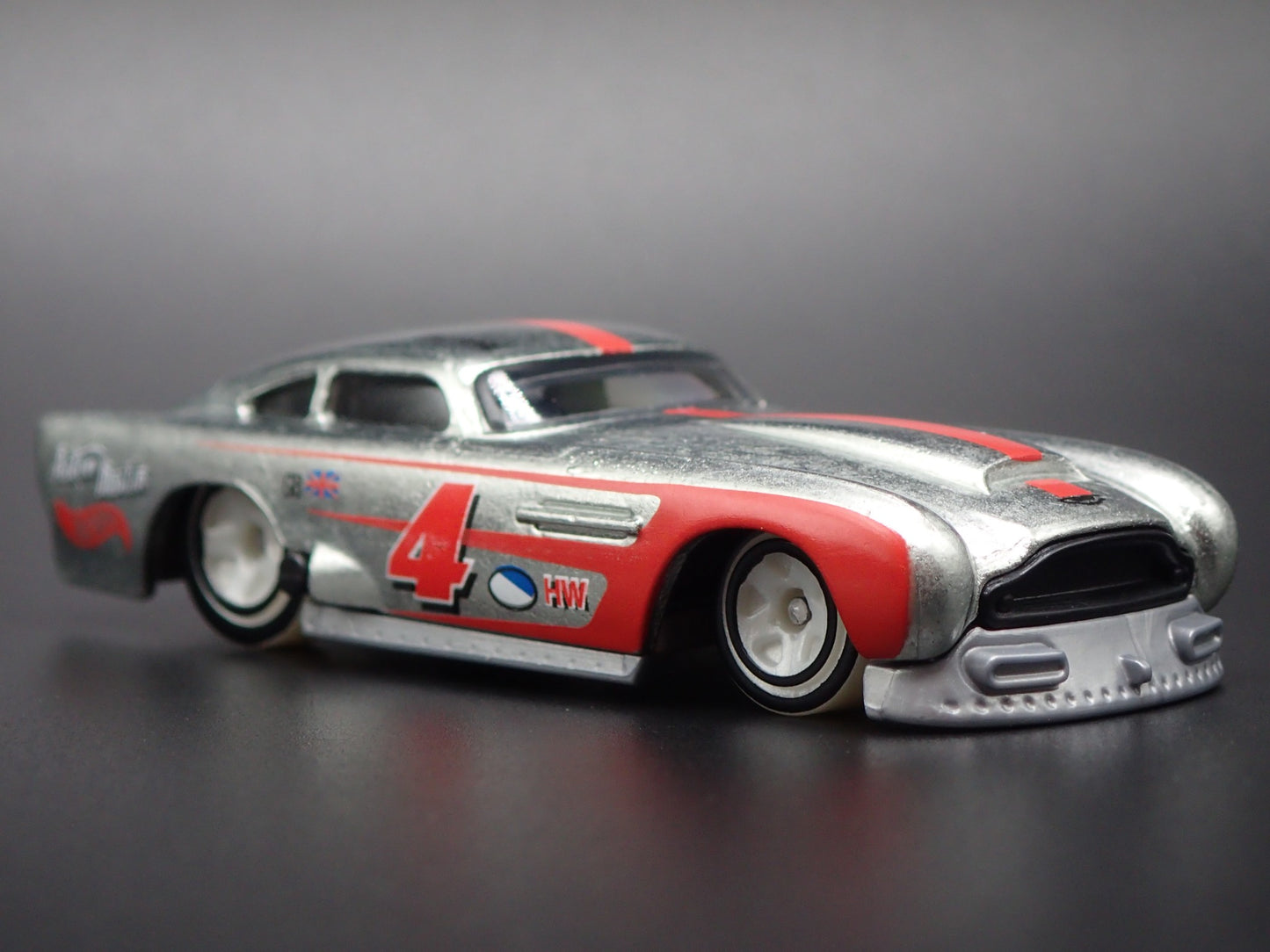 1958-1963 ASTON MARTIN DB4GT 1/64 SCALE COLLECTIBLE DIORAMA DIECAST MODEL CAR