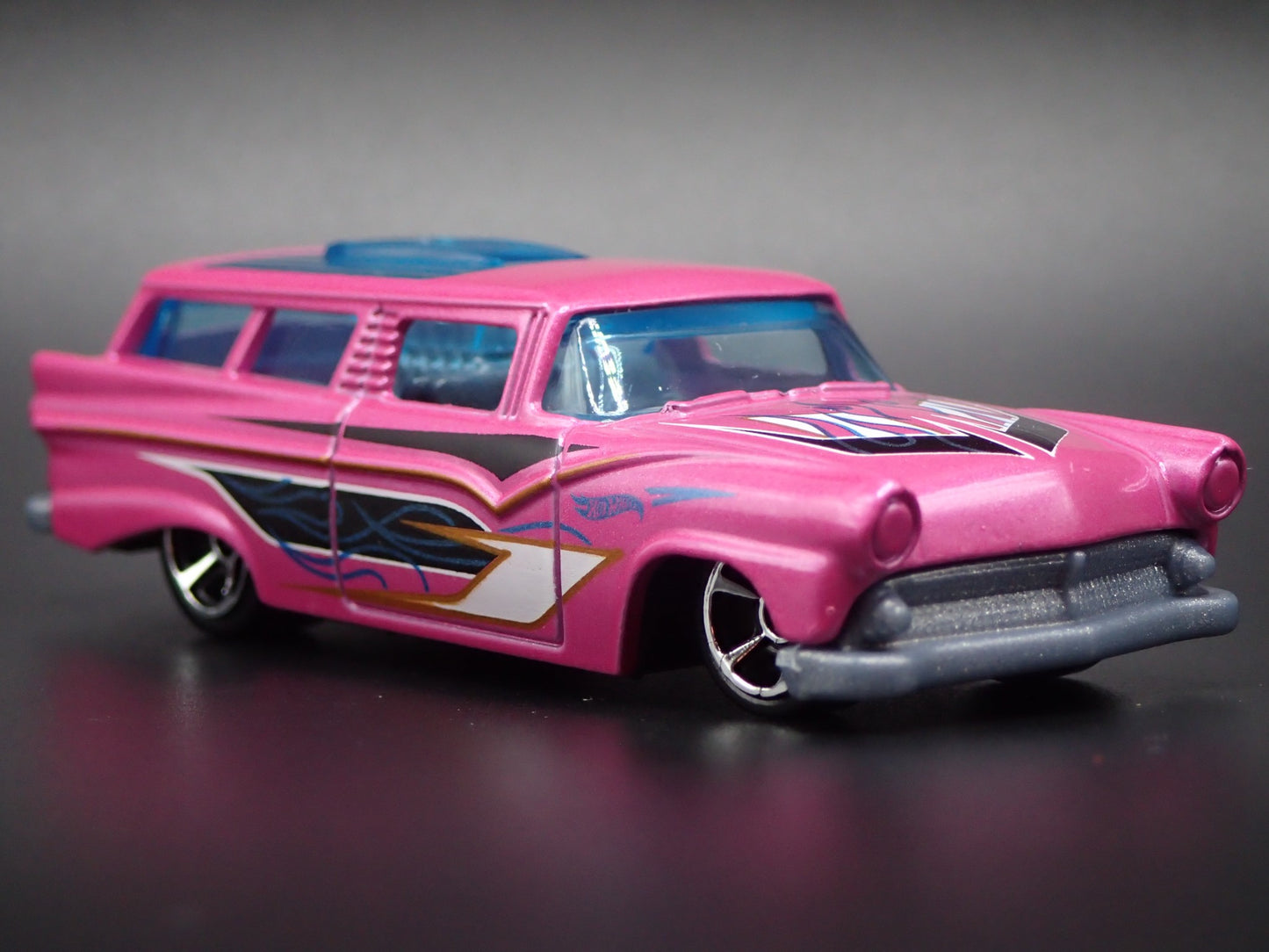1955-1957 FORD RANCH WAGON PINK 1:64 SCALE COLLECTIBLE DIORAMA DIECAST MODEL CAR