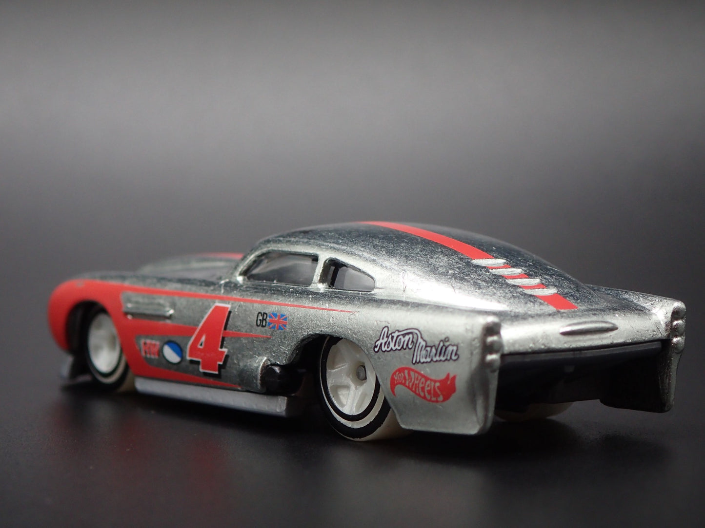 1958-1963 ASTON MARTIN DB4GT 1/64 SCALE COLLECTIBLE DIORAMA DIECAST MODEL CAR