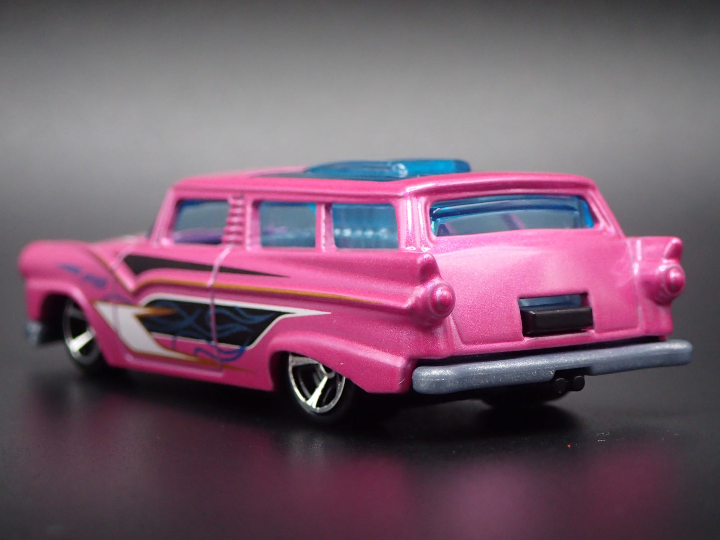1955-1957 FORD RANCH WAGON PINK 1:64 SCALE COLLECTIBLE DIORAMA DIECAST MODEL CAR