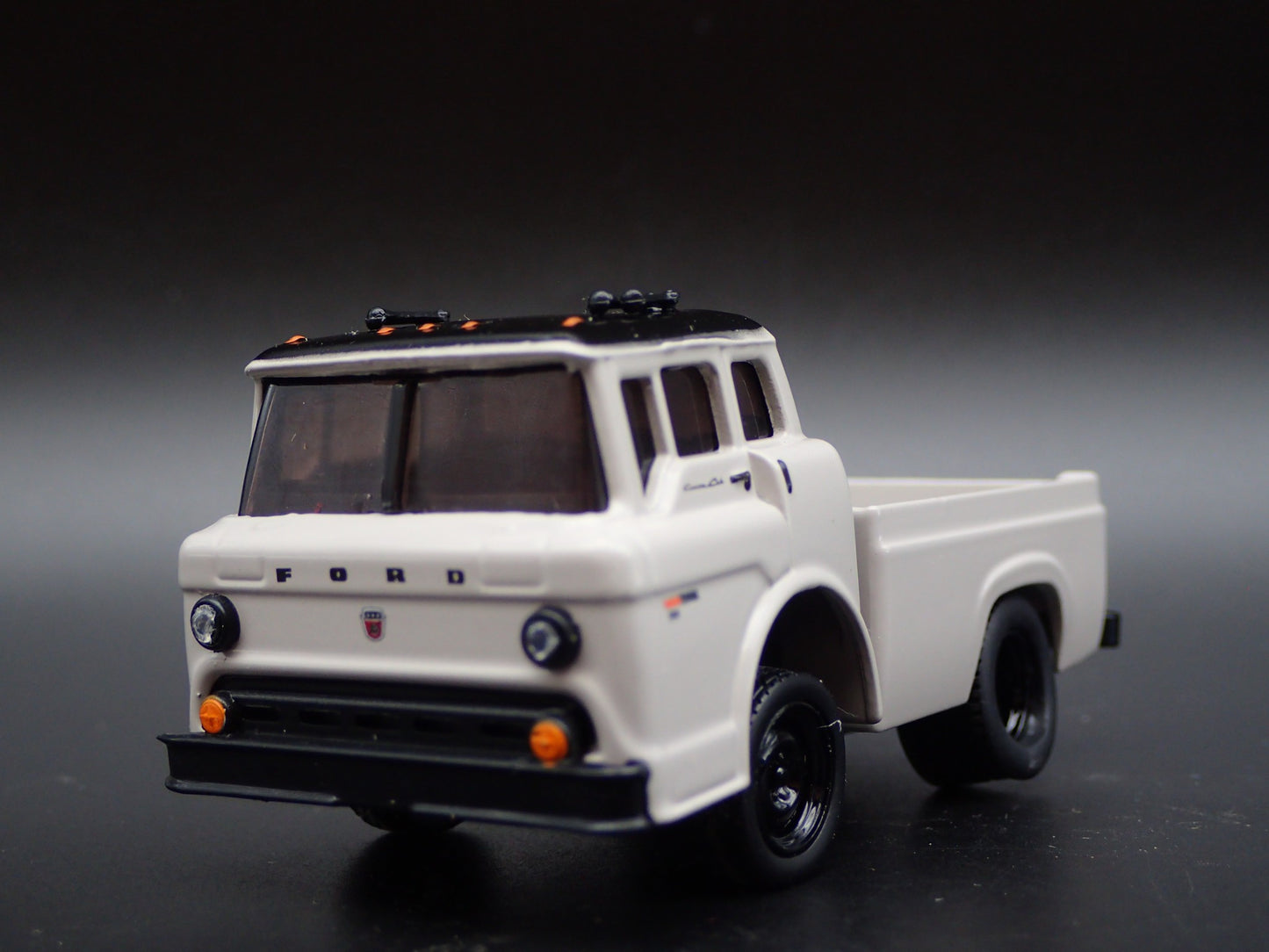 1970 70 FORD C600 COE TRUCK 1:64 SCALE COLLECTIBLE DIORAMA DIECAST MODEL CAR