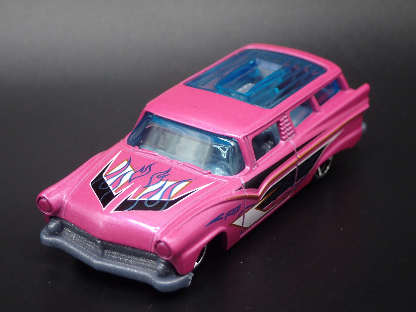 1955-1957 FORD RANCH WAGON PINK 1:64 SCALE COLLECTIBLE DIORAMA DIECAST MODEL CAR