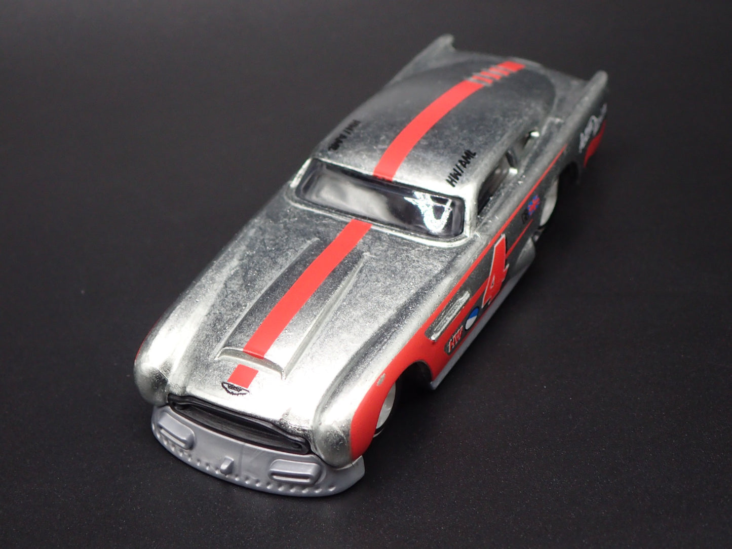 1958-1963 ASTON MARTIN DB4GT 1/64 SCALE COLLECTIBLE DIORAMA DIECAST MODEL CAR