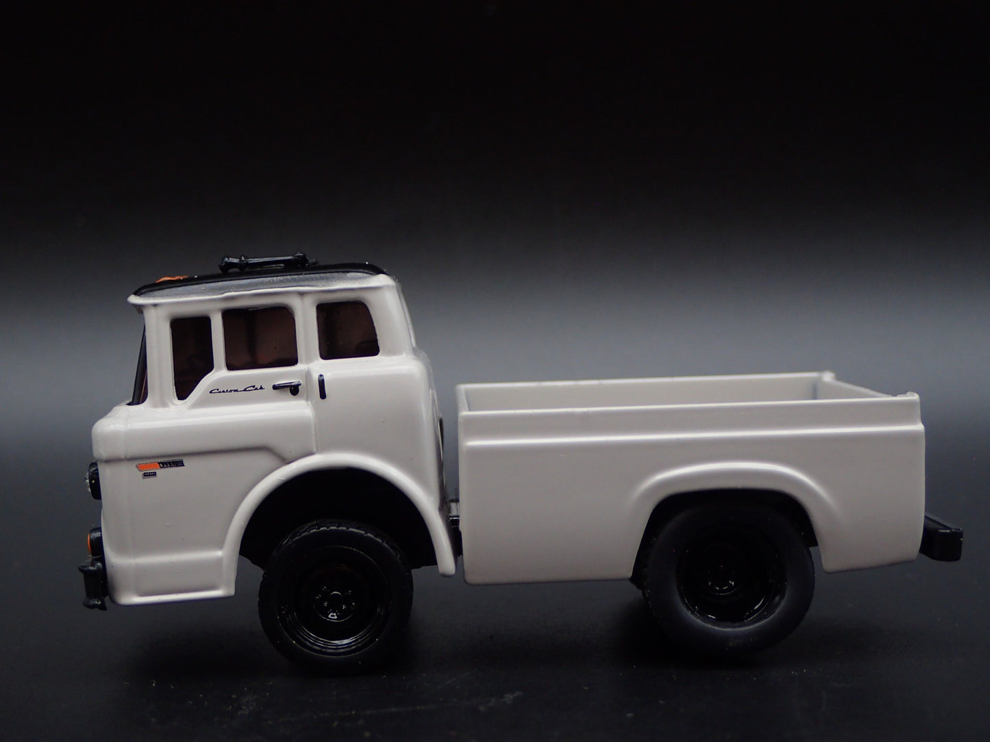 1970 70 FORD C600 COE TRUCK 1:64 SCALE COLLECTIBLE DIORAMA DIECAST MODEL CAR