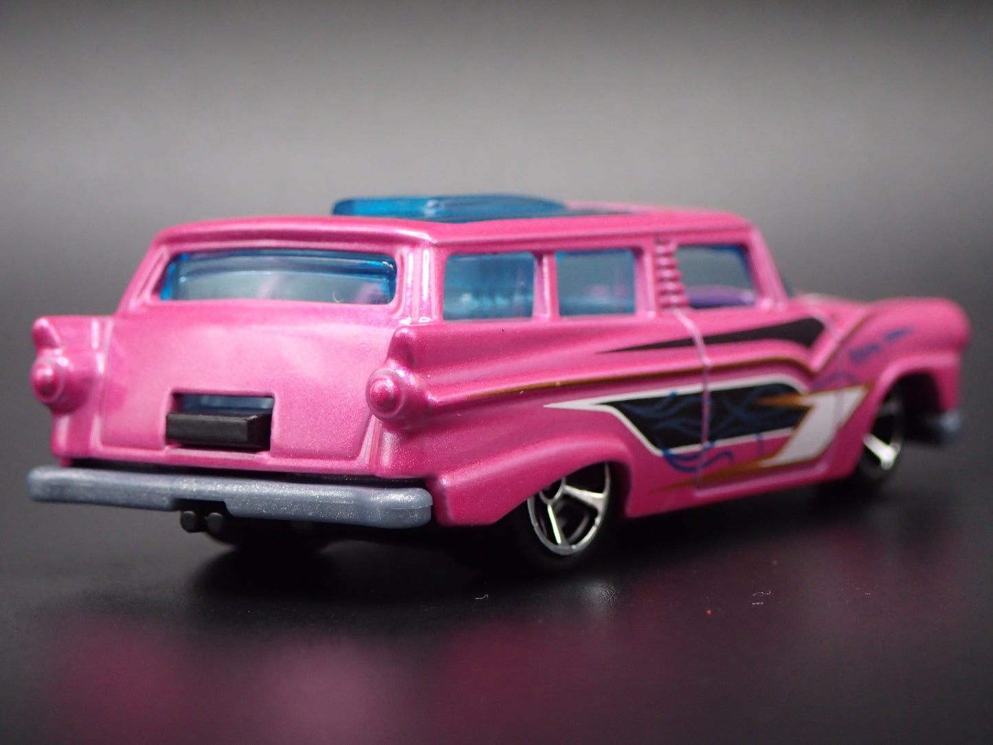 1955-1957 FORD RANCH WAGON PINK 1:64 SCALE COLLECTIBLE DIORAMA DIECAST MODEL CAR