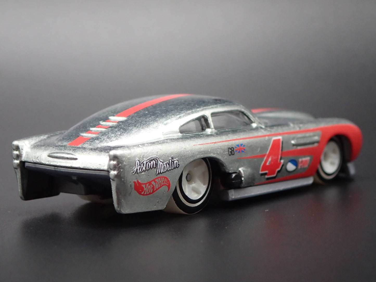 1958-1963 ASTON MARTIN DB4GT 1/64 SCALE COLLECTIBLE DIORAMA DIECAST MODEL CAR