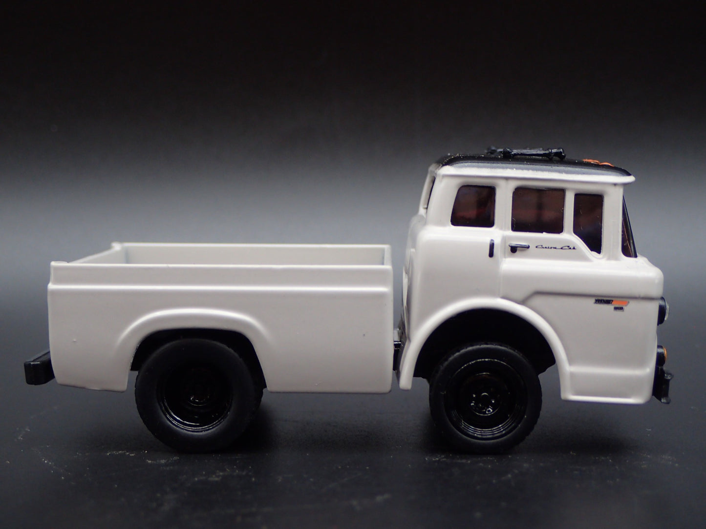 1970 70 FORD C600 COE TRUCK 1:64 SCALE COLLECTIBLE DIORAMA DIECAST MODEL CAR