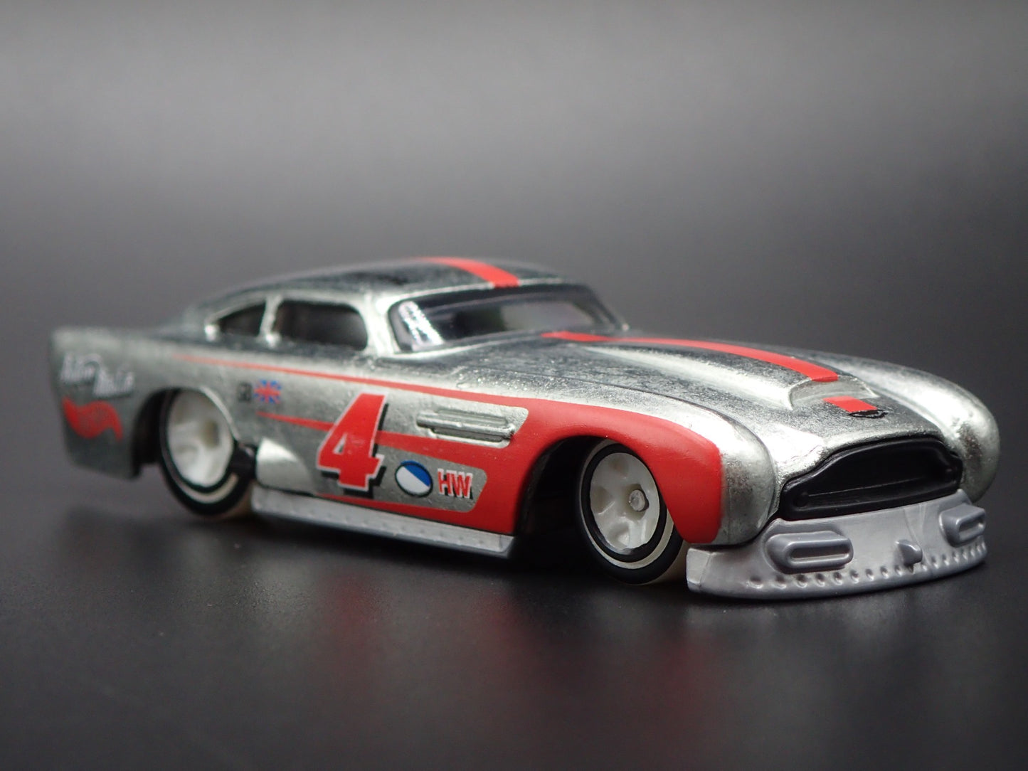 1958-1963 ASTON MARTIN DB4GT 1/64 SCALE COLLECTIBLE DIORAMA DIECAST MODEL CAR