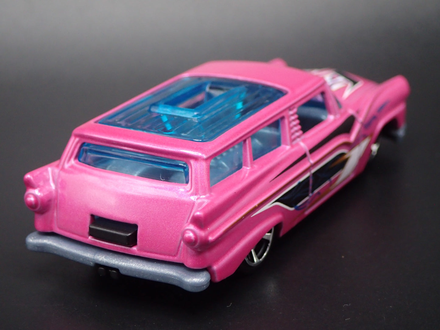 1955-1957 FORD RANCH WAGON PINK 1:64 SCALE COLLECTIBLE DIORAMA DIECAST MODEL CAR
