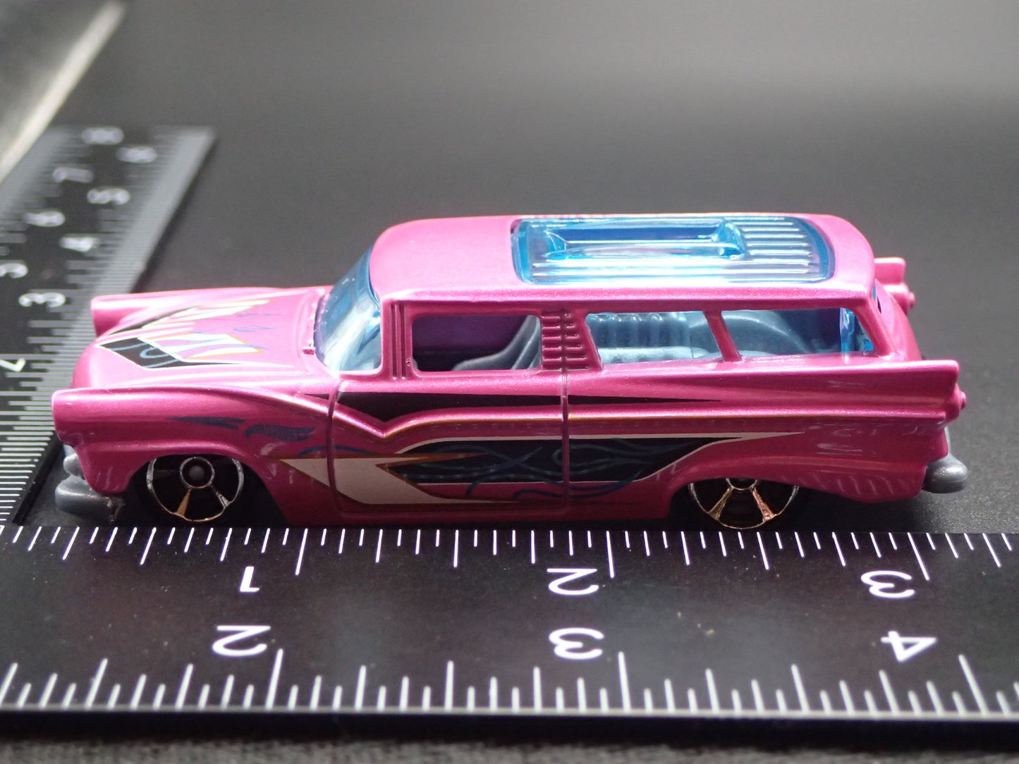 1955-1957 FORD RANCH WAGON PINK 1:64 SCALE COLLECTIBLE DIORAMA DIECAST MODEL CAR