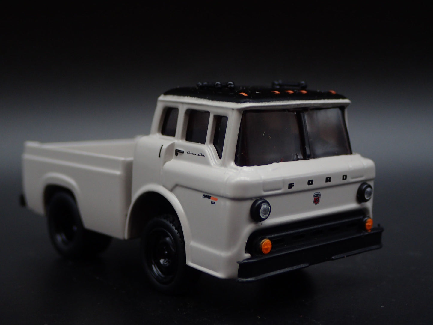 1970 70 FORD C600 COE TRUCK 1:64 SCALE COLLECTIBLE DIORAMA DIECAST MODEL CAR