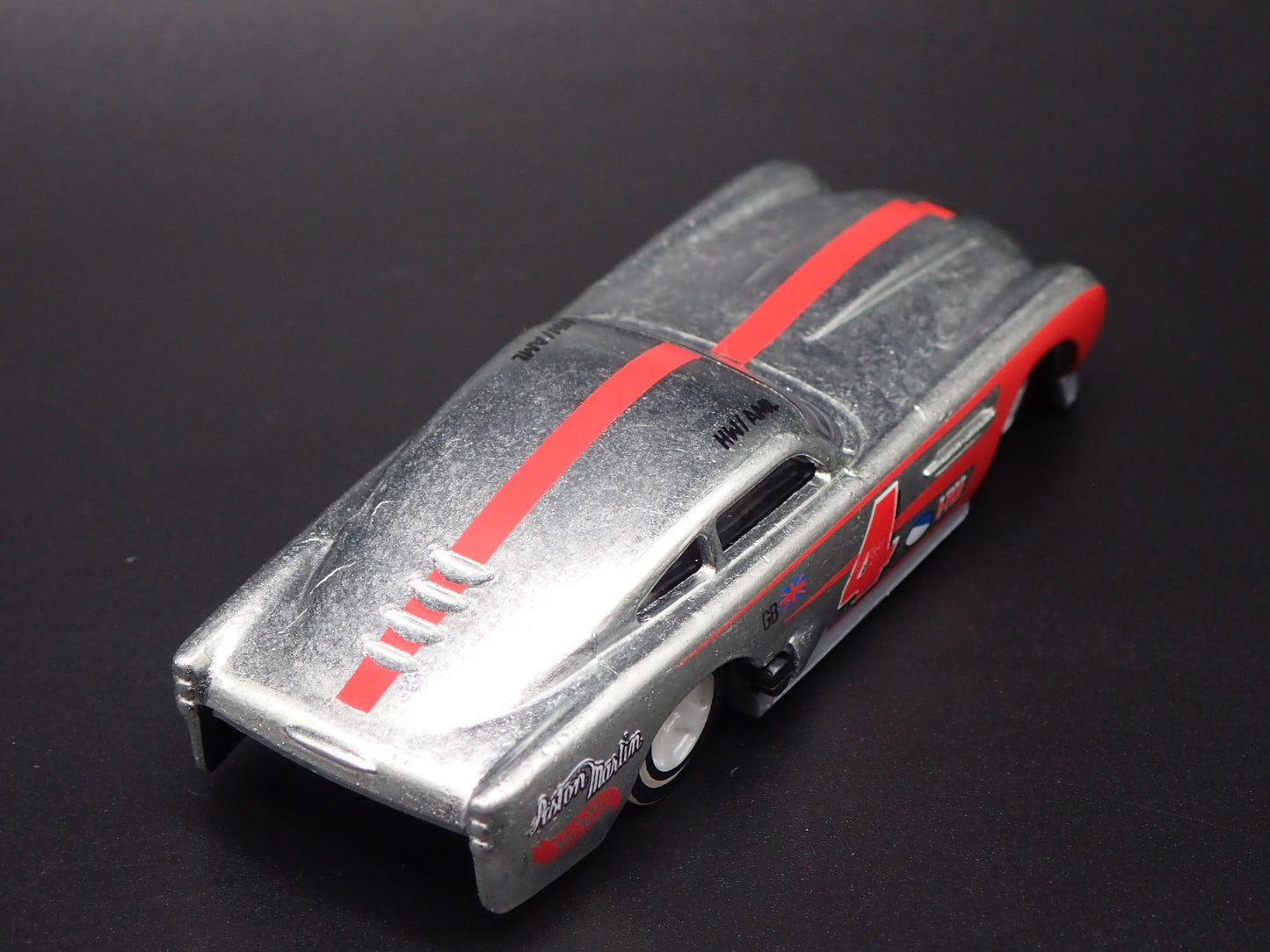 1958-1963 ASTON MARTIN DB4GT 1/64 SCALE COLLECTIBLE DIORAMA DIECAST MODEL CAR