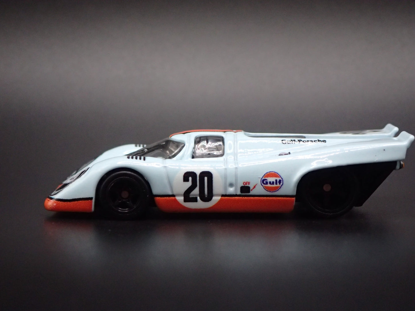PORSCHE 917 K GULF OIL RACING 1:64 SCALE COLLECTIBLE DIORAMA DIECAST MODEL CAR