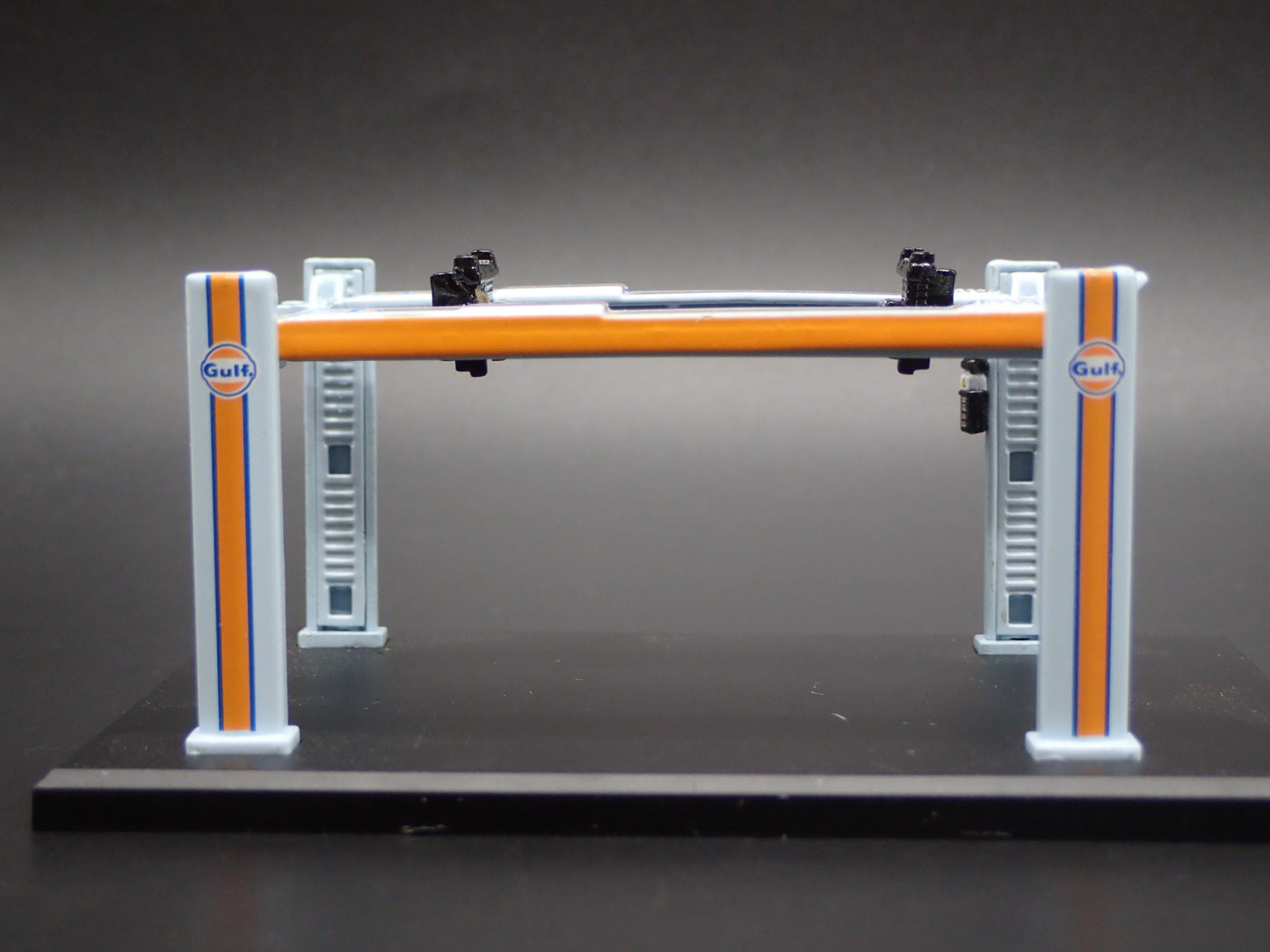 GULF 1:64 SCALE AUTO SHOP MECHANIC GARAGE 4 POST CAR LIFT DIORAMA MODEL DIECAST