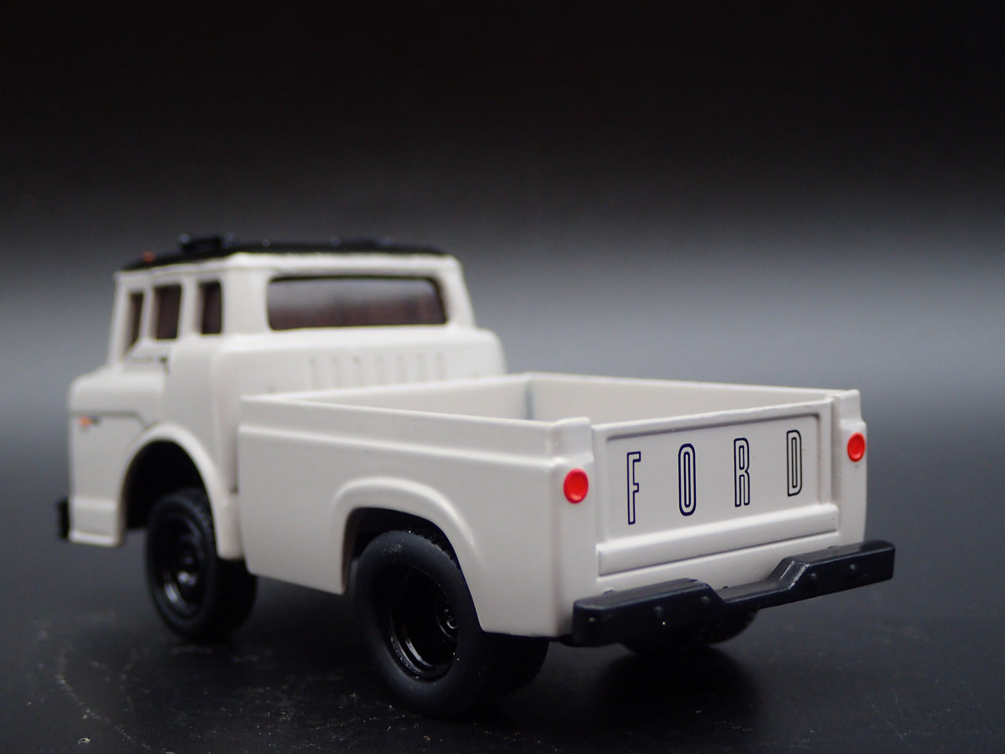 1970 70 FORD C600 COE TRUCK 1:64 SCALE COLLECTIBLE DIORAMA DIECAST MODEL CAR