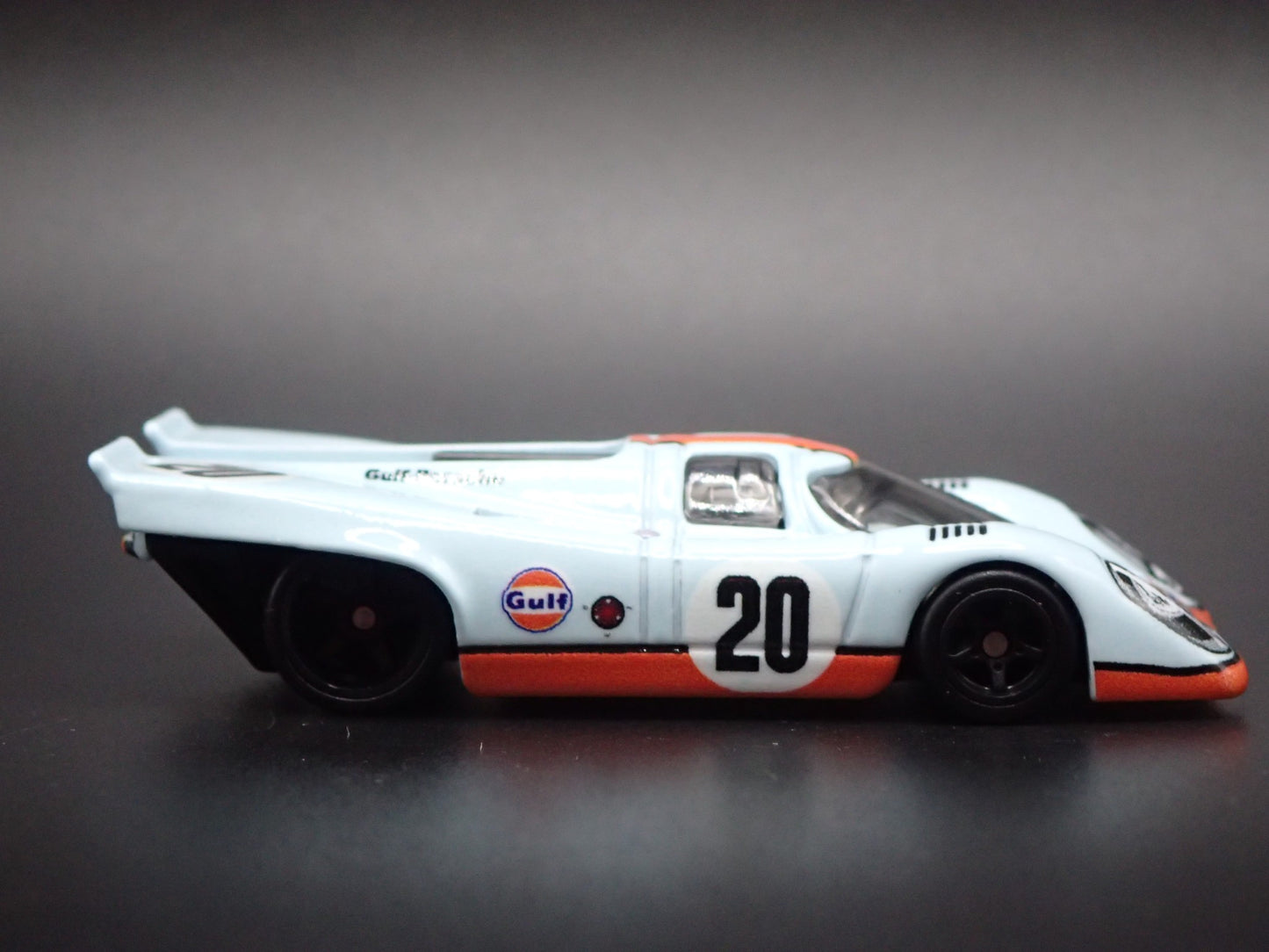 PORSCHE 917 K GULF OIL RACING 1:64 SCALE COLLECTIBLE DIORAMA DIECAST MODEL CAR