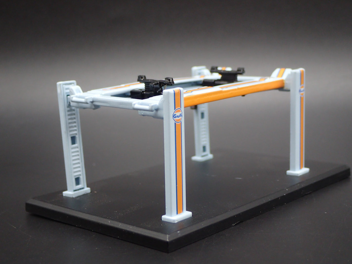 GULF 1:64 SCALE AUTO SHOP MECHANIC GARAGE 4 POST CAR LIFT DIORAMA MODEL DIECAST