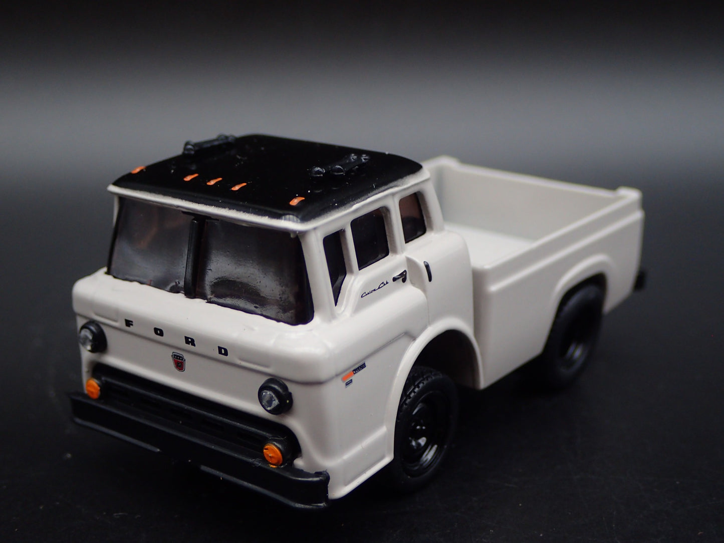 1970 70 FORD C600 COE TRUCK 1:64 SCALE COLLECTIBLE DIORAMA DIECAST MODEL CAR