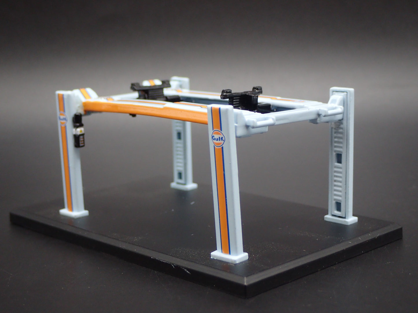GULF 1:64 SCALE AUTO SHOP MECHANIC GARAGE 4 POST CAR LIFT DIORAMA MODEL DIECAST