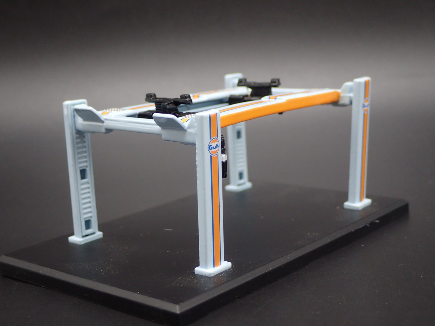 GULF 1:64 SCALE AUTO SHOP MECHANIC GARAGE 4 POST CAR LIFT DIORAMA MODEL DIECAST
