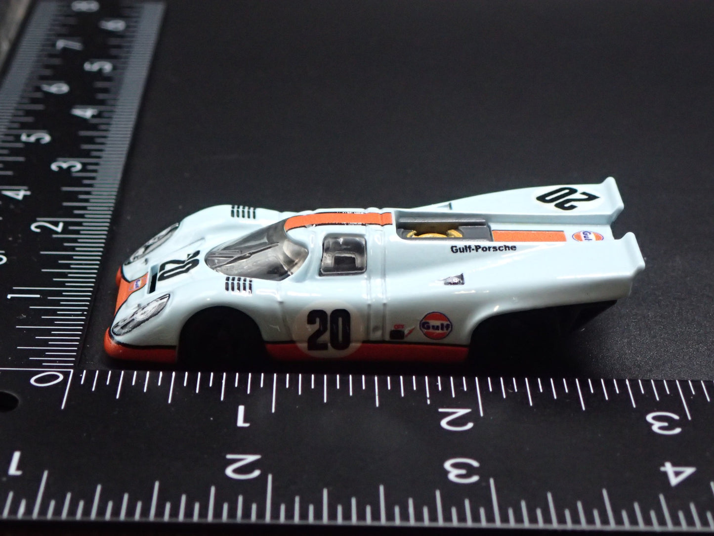 PORSCHE 917 K GULF OIL RACING 1:64 SCALE COLLECTIBLE DIORAMA DIECAST MODEL CAR