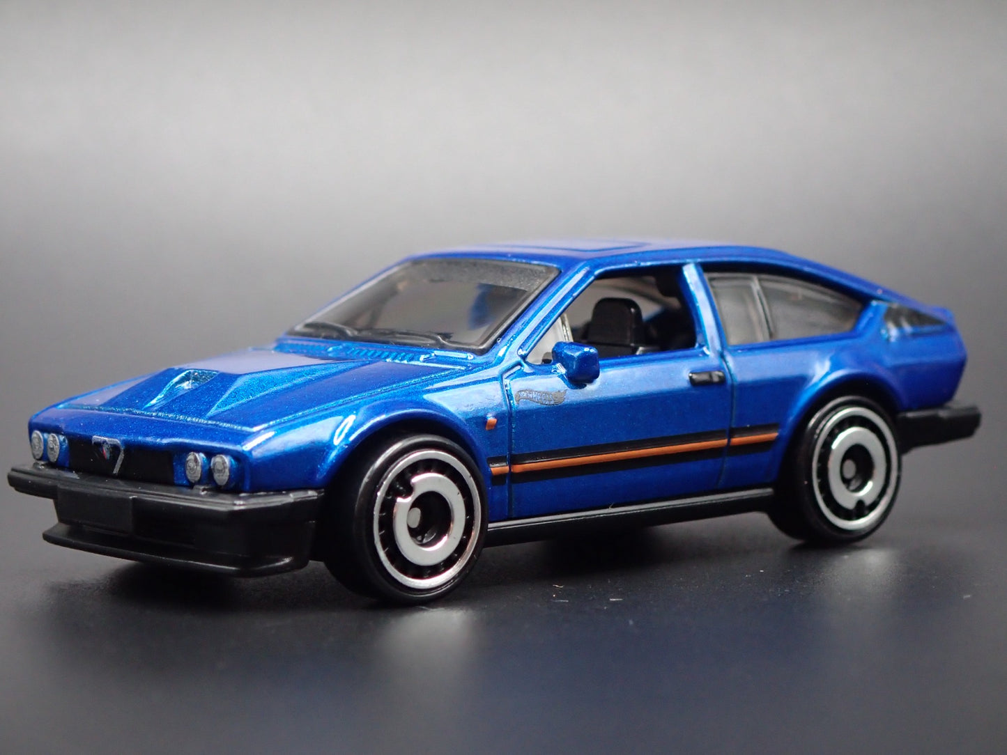 1981-1987 ALFA ROMEO GTV6 3.0 BLUE 1:64 SCALE COLLECTIBLE DIECAST MODEL CAR